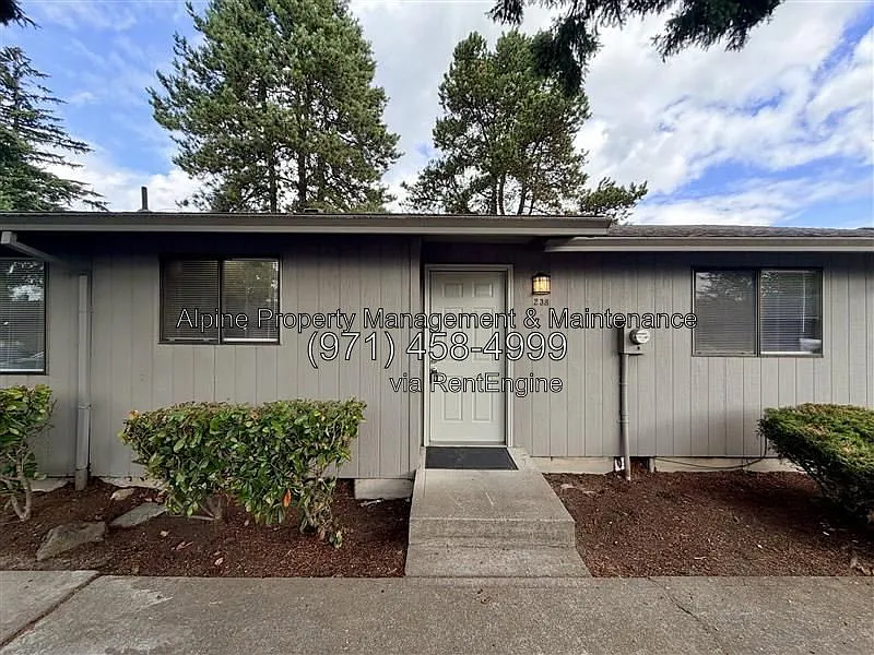 2 bed, 1.0 bath, 872 sqft, $1,495 — Photo 1
