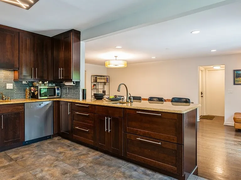 437 Summit St — Photo 7