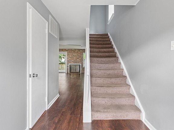 3rd image of 37 Darien Ct