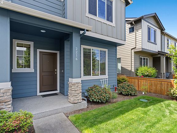 4th image of 2216 NE Four Seasons Ln