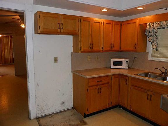 4th image of 343 Young St