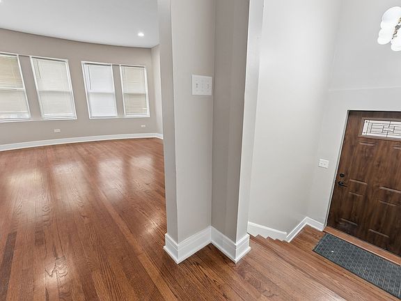 3rd image of 8015 S Paxton Ave
