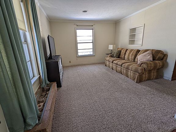 4th image of 1900 Skylark Dr