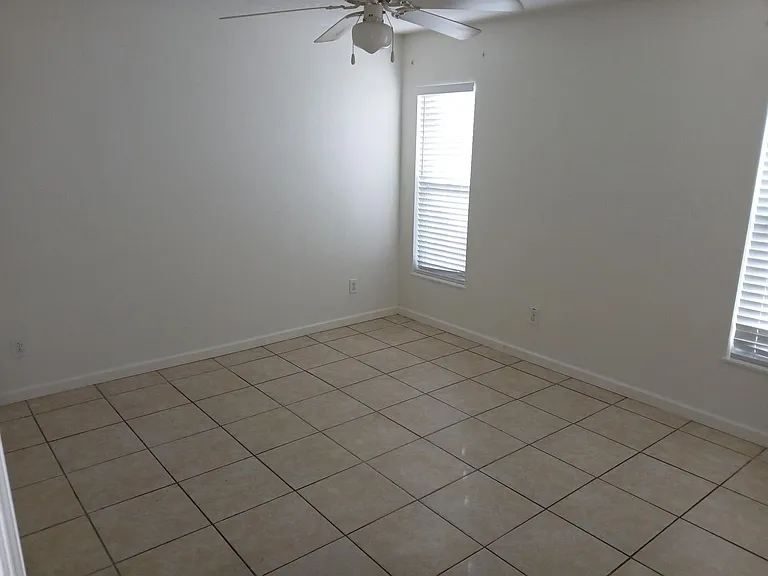 574 Autumn Dr — Photo 5