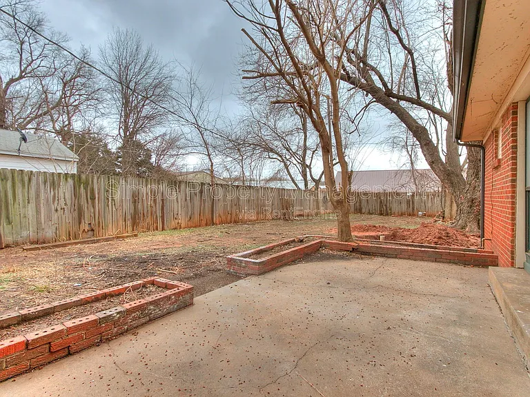 409 E Hill Dr — Photo 24