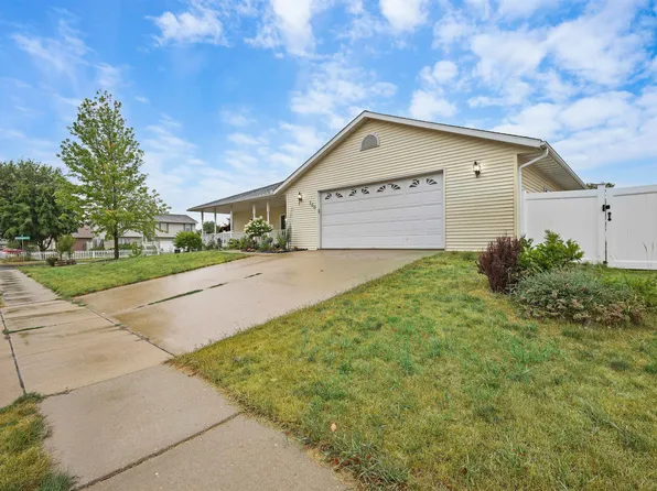 700 Paradise Dr, Stoughton, WI 53589