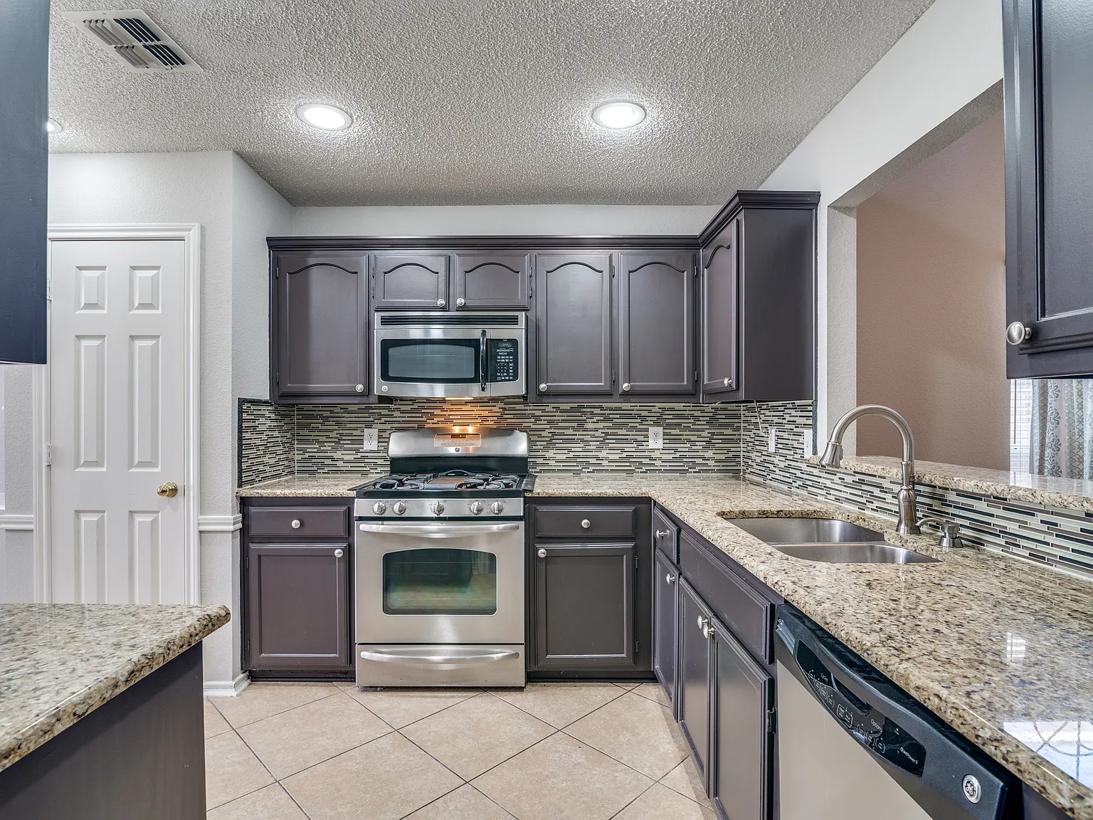 3 bed, 2.5 bath, 1704 sqft, $2,700 — Photo 3