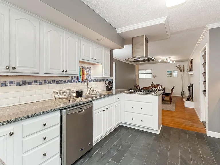 9230 Main St — Photo 15