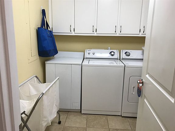 3rd image of 1048 E Poplar Ave