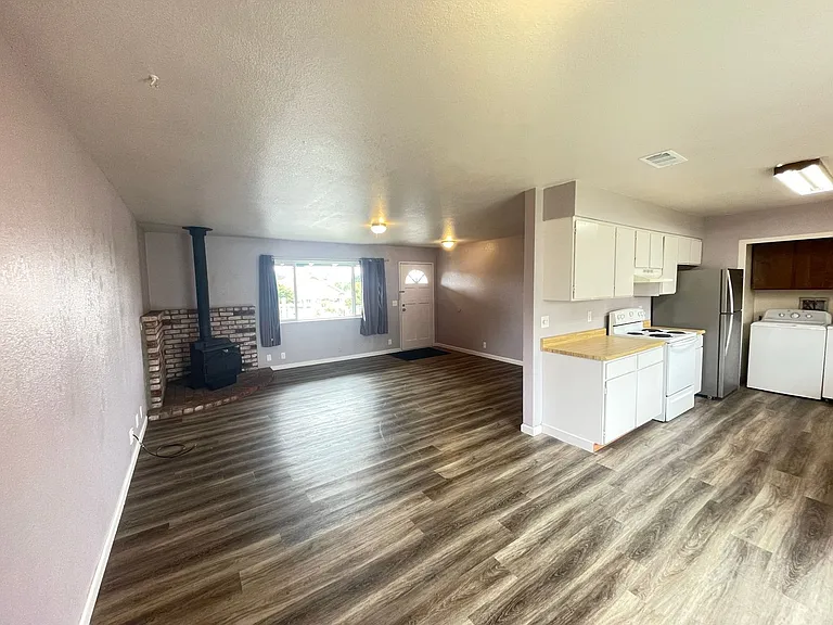2613 Spring St — Photo 4