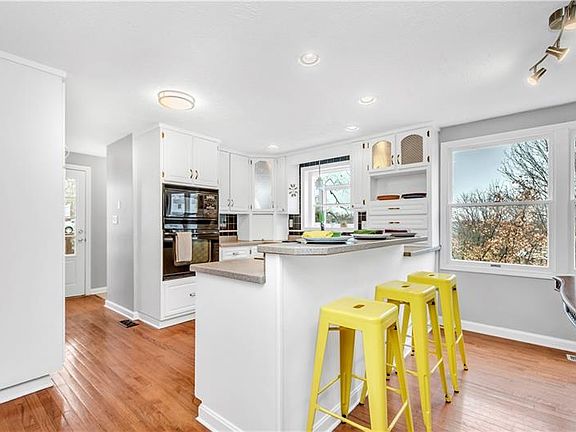 4th image of 1236 Manor Dr