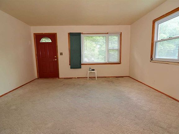 3rd image of 854 N Craig Ave