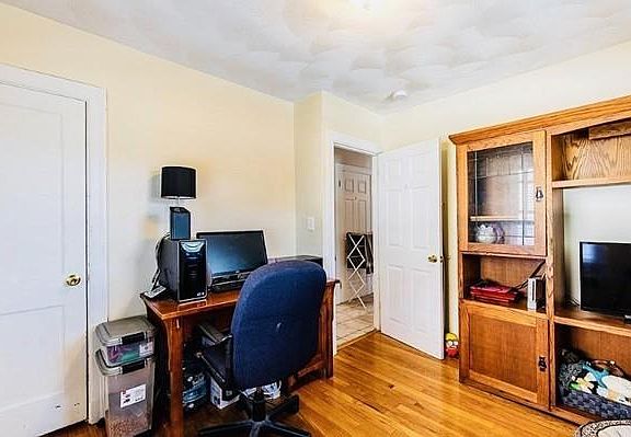 5th image of 266 Mountain Ave #2
