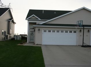 832 Cinnamon Ridge Pl, West Fargo, ND 58078