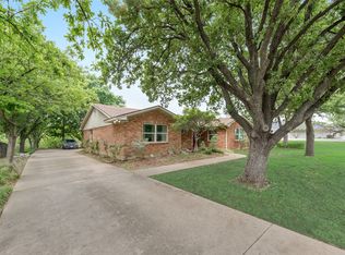 909 Robertson Rd, Grand Prairie, TX 75050