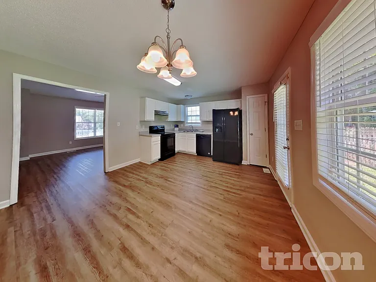 2112 McKinnon Dr — Photo 6