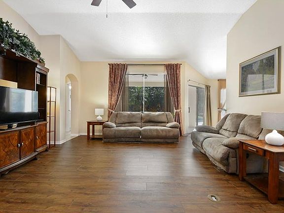 3rd image of 1120 Twin Oaks Cir