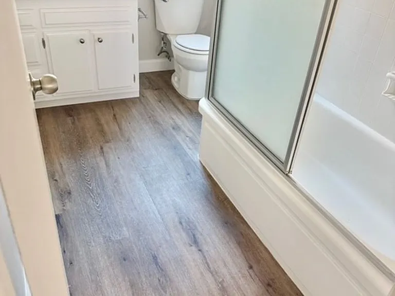 LA GRANADA APARTMENTS — Photo 11