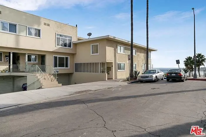 2 bed, 930 sqft, $3,750 — Photo 4