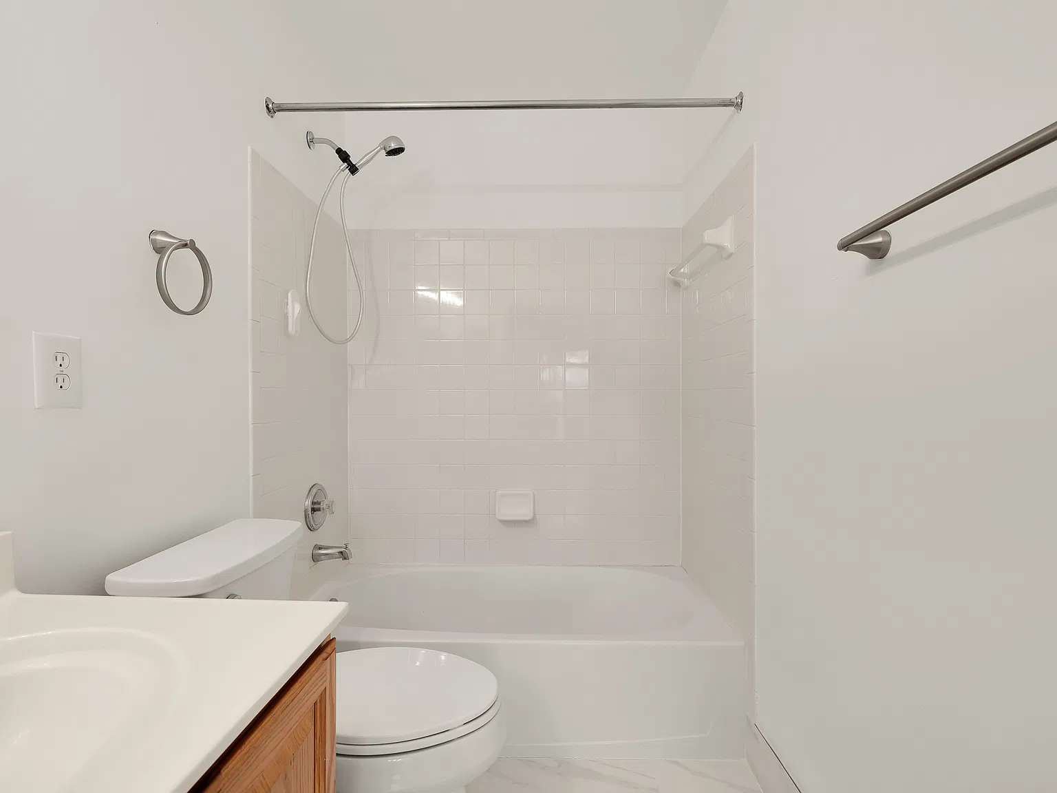 3 bed, 3.5 bath, 1760 sqft, $3,200 — Photo 2