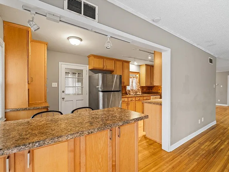 1073 Ivy Rd — Photo 5