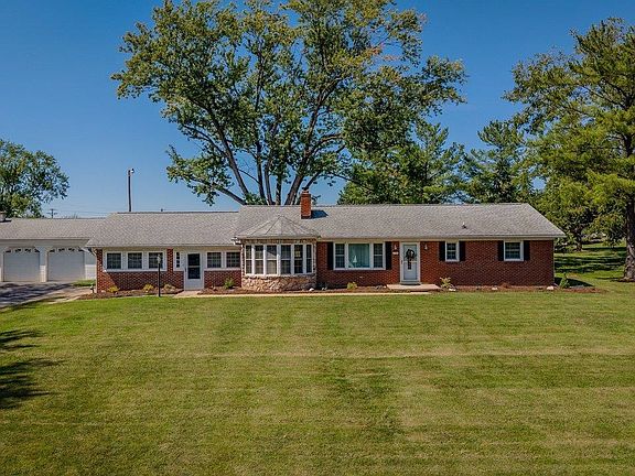 3rd image of 2325 Maple Dr