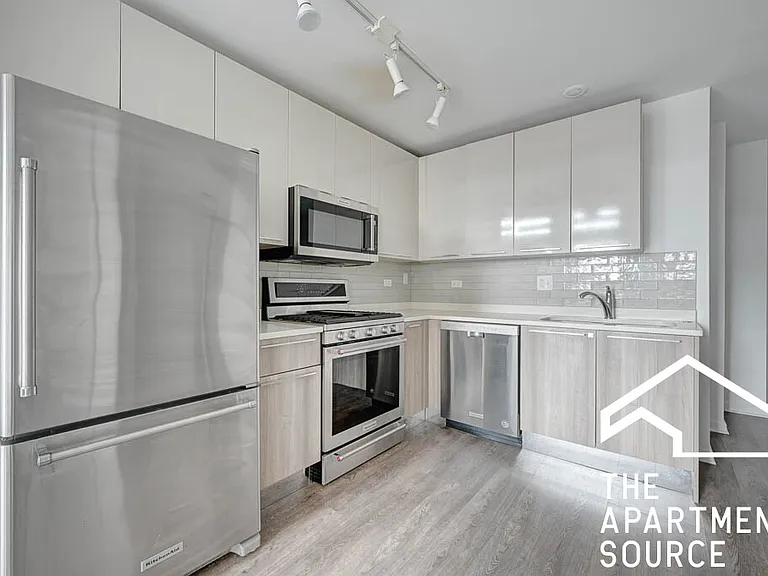 930 W Dakin St #2 — Photo 1