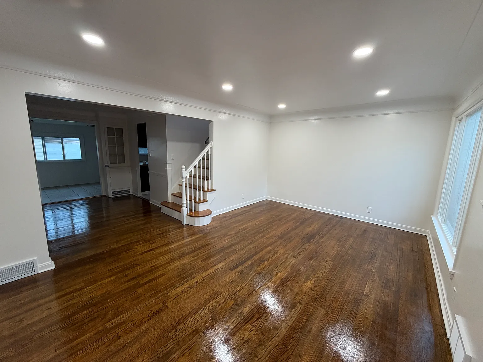 3 bed, 1233 sqft, $1,950 — Photo 2