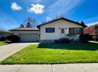 2419 W Fallcreek Ct, Grand Forks, ND 58201