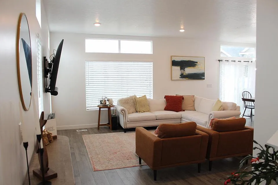 3 bed, 2.5 bath, 1900 sqft, $2,400 — Photo 4
