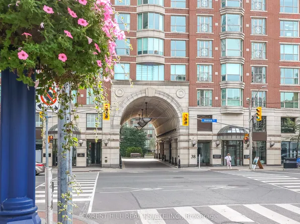 38 Avenue Rd #305, Toronto, ON M5R 2G2