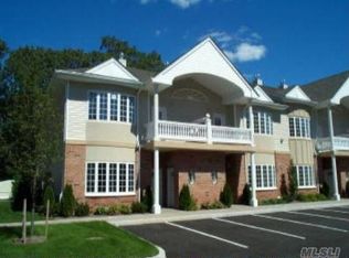 17 Sarah Ct, Amityville, NY 11701