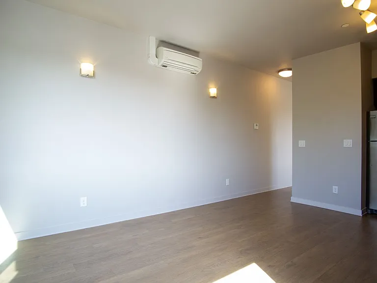 2250 NE Glisan St #410 — Photo 6