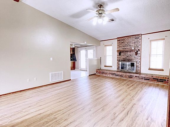 5th image of 121 E Cypress Ave