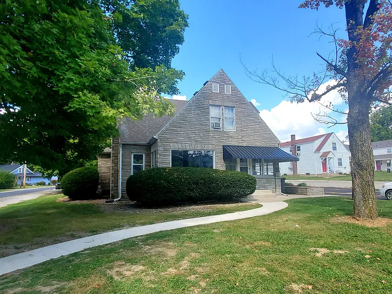 3018 McArthur Dr — Photo 2