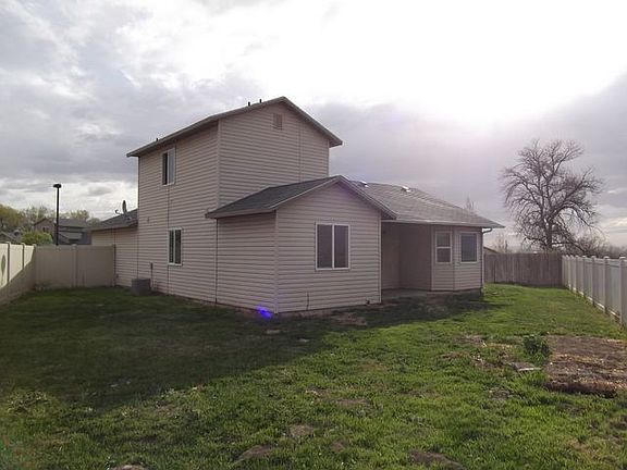 2nd image of 908 Pikes Peak St