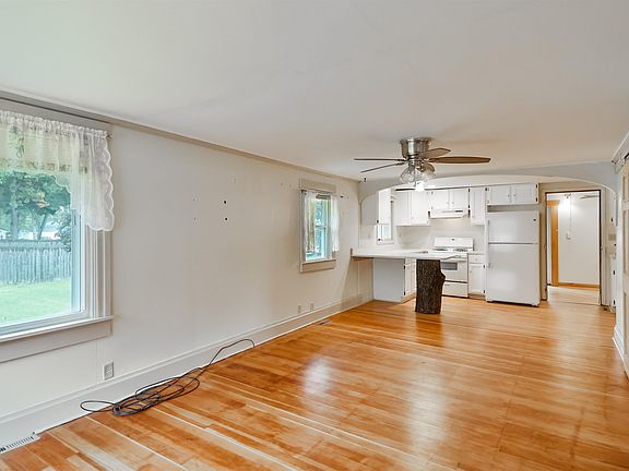 5th image of 225 Sheridan Dr