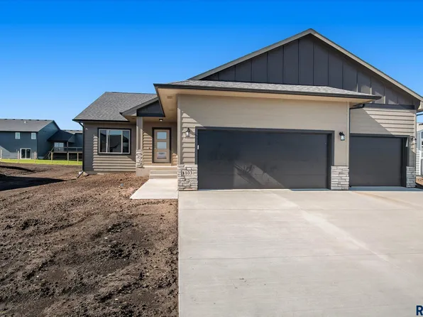1103 Heatherwood Ave, Madison, SD 57042