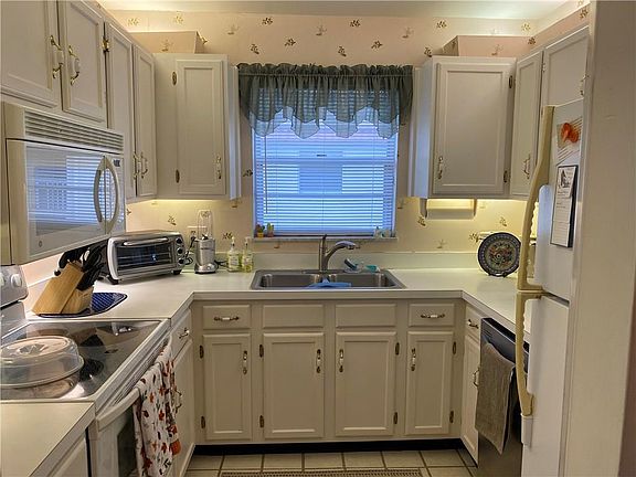 2nd image of 1 Vista Palm Ln