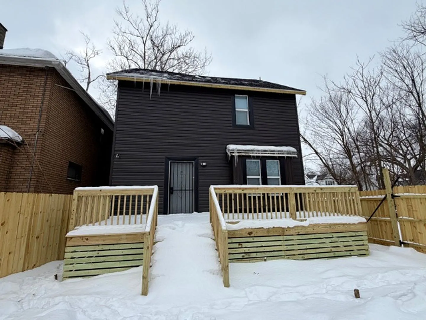 5 Bedroom 1 1/2 bath house for lease. — Photo 2
