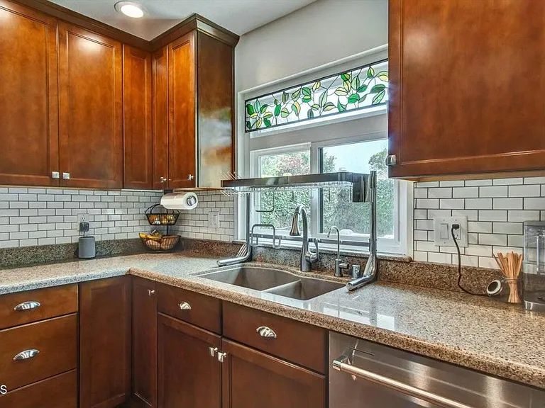 508 Village Rd — Photo 9