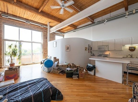 4th image of 1801 W Larchmont Ave APT 410