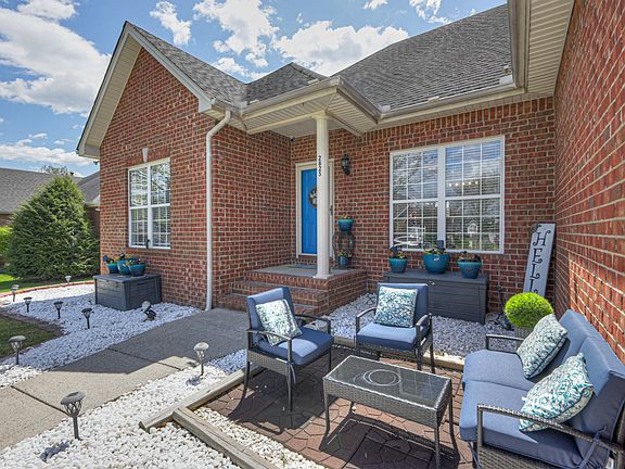 3rd image of 2825 Vicwood Dr
