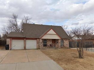 1033 SW 2nd St, Moore, OK 73160