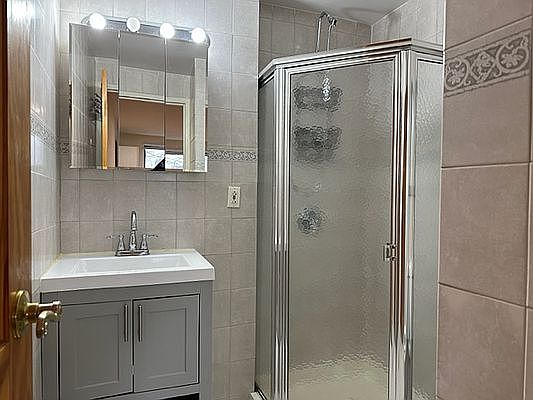 5th image of 7552 113th St APT 5R