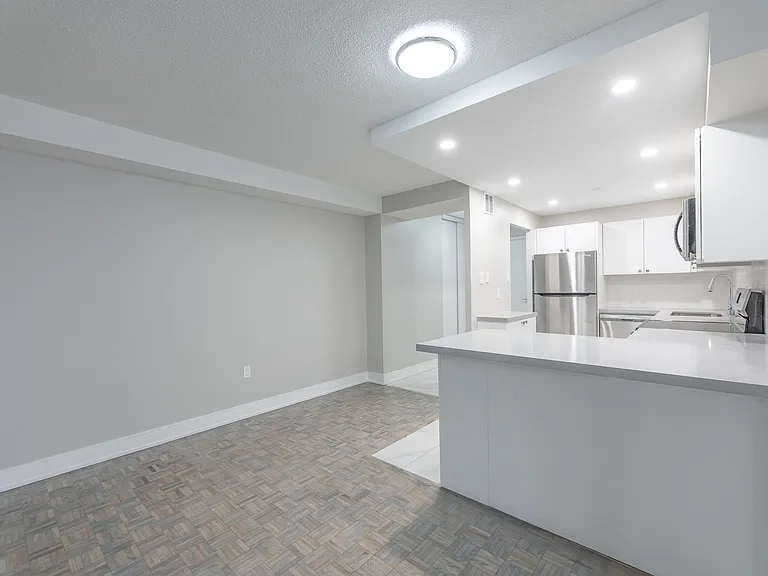3575 Kaneff Cres — Photo 32