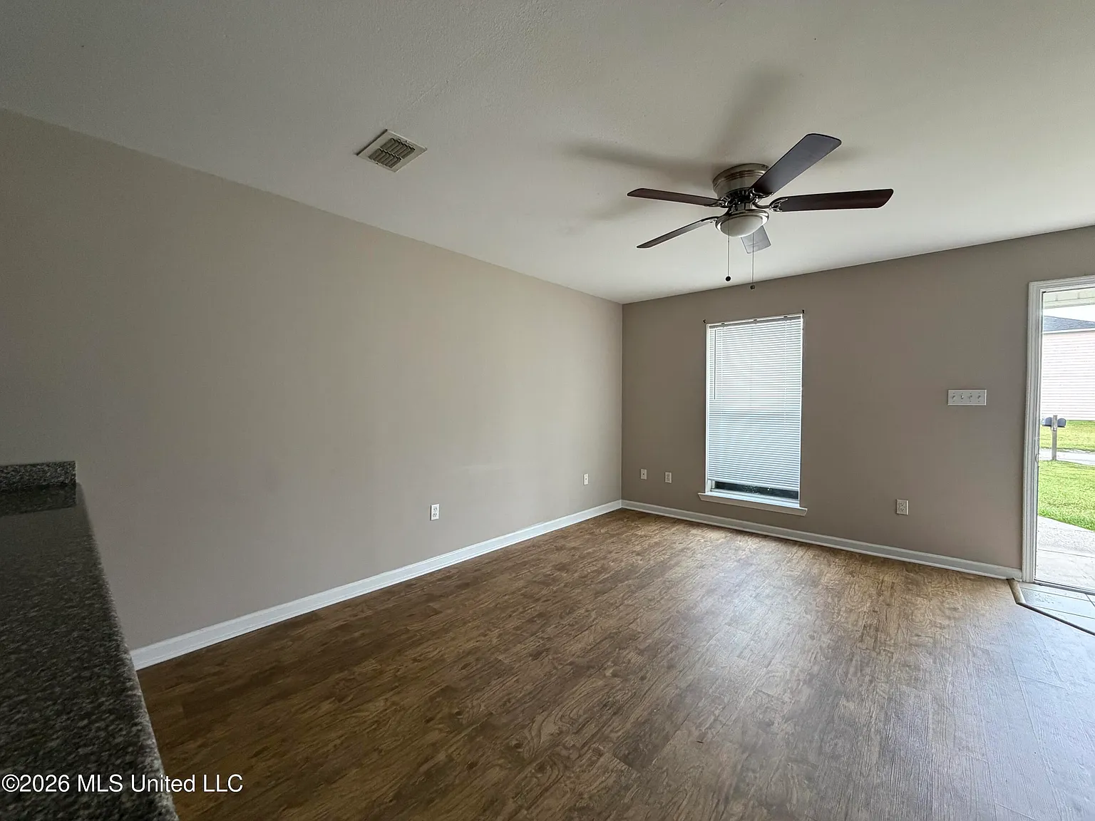 3 bed, 2.0 bath, 1000 sqft, $1,100 — Photo 4