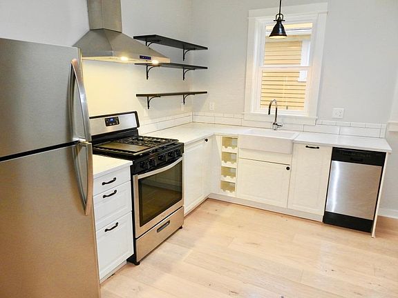 Stainless Steel Appliances! Dishwasher!