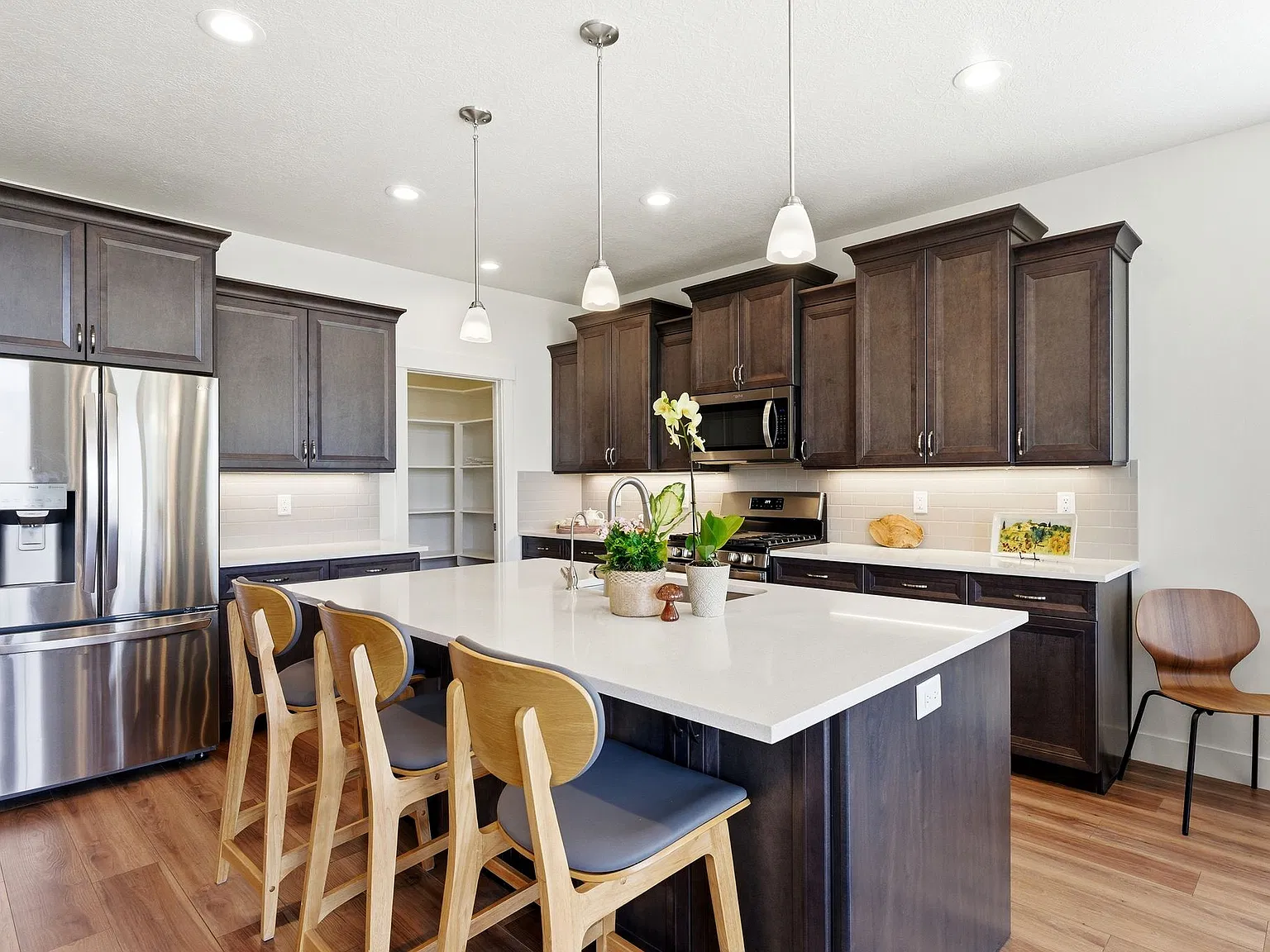 4 bed, 3400 sqft, $4,900 — Photo 3