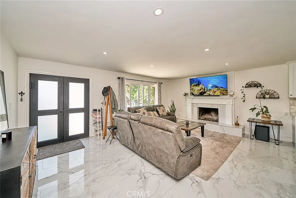 2 bed, 1296 sqft, $5,500 — Photo 2